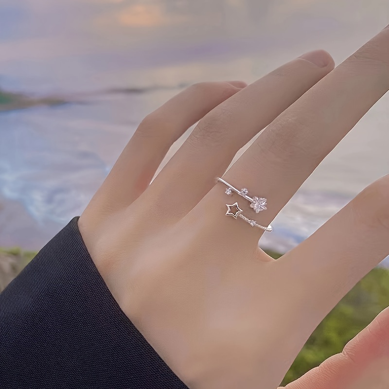 Fashionable Silvery Star Ring With Glass Pentagram